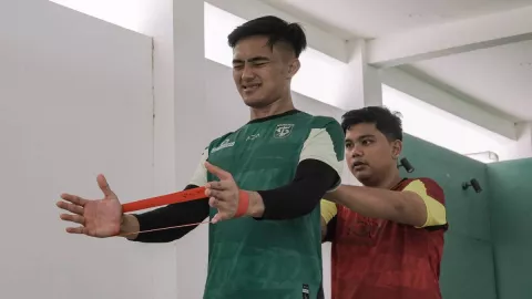 Kabar Baik! Pulih dari Cedera, Kiper Persebaya Ernando Sudah Jalani Latihan - GenPI.co