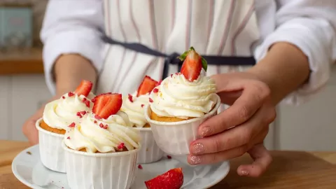 Resep Cupcake Stroberi, Suguhan Lezat dan Spesial di Hari Valentine - GenPI.co