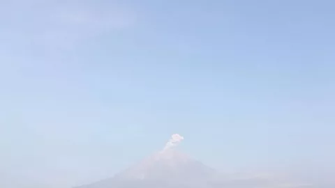 Waspada! Gunung Semeru Alami Erupsi 4 Kali dalam Sehari - GenPI.co
