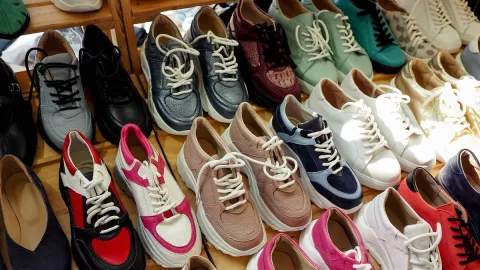 4 Jenis Sepatu Sneakers Trendi Wanita Cocok untuk Semua Musim - GenPI.co