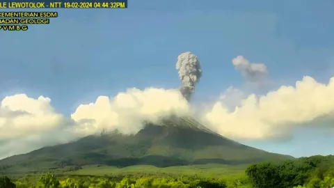 Waspada! Gunung Ili Lewotolok Erupsi, Semburkan Abu Vulkanik Setinggi 1 Km - GenPI.co