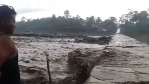 Hujan Deras, Gunung Semeru Banjir Lahir Dingin Selama 3 Jam - GenPI.co