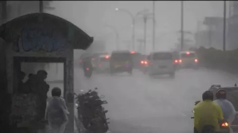 BMKG: 18 Provinsi Berpotensi Diguyur Hujan Lebat Disertai Petir - GenPI.co