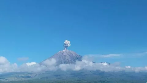 Tetap Waspada! Gunung Semeru Erupsi 3 Kali dalam Waktu 3 Jam - GenPI.co