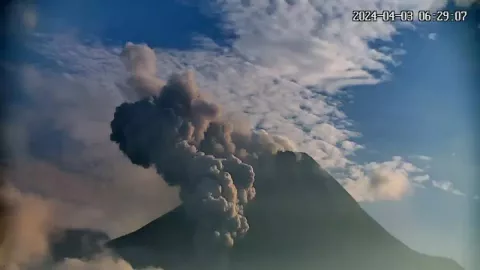 Gunung Merapi Keluarkan Awan Panas, Sebagian Daerah di Magelang Hujan Abu - GenPI.co