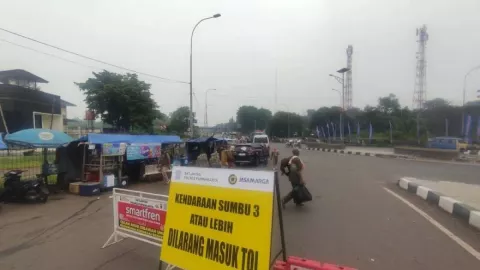 Perhatian! Truk Besar Dilarang Melintas di Tol Jakarta-Cikampek Mulai Siang Ini - GenPI.co