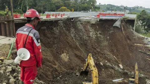 Tol Bocimi yang Longsor Diperbaiki, Polres Bogor Alihkan Jalur Mudik - GenPI.co