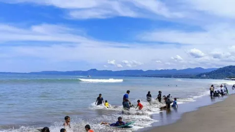 Pantai Sukabumi Didatangi Puluhan Ribu Wisatawan Selama Libur Lebaran 2024 - GenPI.co