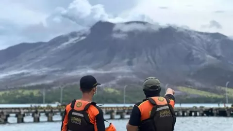 Terdampak Erupsi Gunung Ruang, Air Asia dan Batik Air Batalkan Sejumlah Penerbangan - GenPI.co