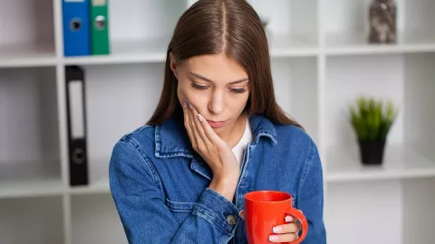 4 Cara Mengurangi Rasa Ngilu Gegara Gigi Sensitif - GenPI.co