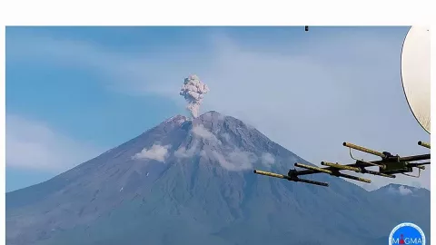 Gunung Semeru Erupsi 4 Kali Lontarkan Abu Vulkanik 1.000 Meter - GenPI.co