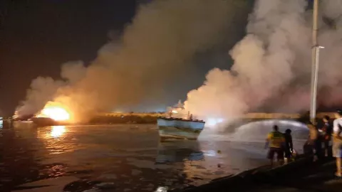 Kapal di Pelabuhan Perikanan Samudra Cilacap Terbakar, 1 Nakhoda Meninggal - GenPI.co