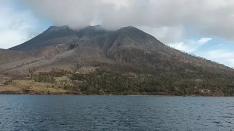 PVMBG Ungkap Kondisi Terkini Gunung Ruang, Gempa Vulkanik Menurun - GenPI.co