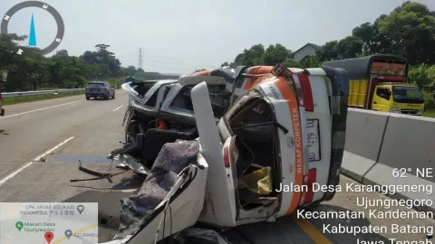 Ambulans Tabrak Truk di Jalan Tol Batang Semarang, 1 Orang Meninggal - GenPI.co