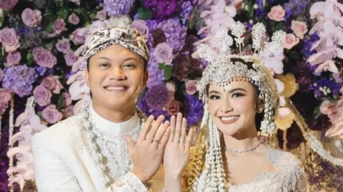 Menikah, Rizky Febian dan Mahalini Dapat Karangan Bunga dari Jokowi - GenPI.co