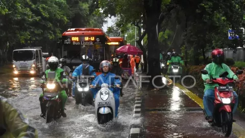 BMKG: Kota Besar di Indonesia Berpotensi Diguyur Hujan Ringan hingga Lebat Disertai Kilat - GenPI.co
