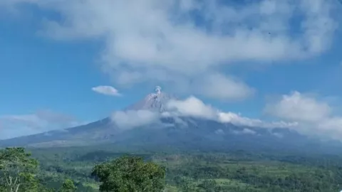 Tetap Waspada! Erupsi Terus-Menerus, Gunung Semeru Lontarkan Abu Vulkanik - GenPI.co