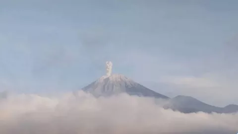 Gunung Semeru Meletus Lagi, Lontarkan Abu Vulkanik Setinggi 800 Meter - GenPI.co
