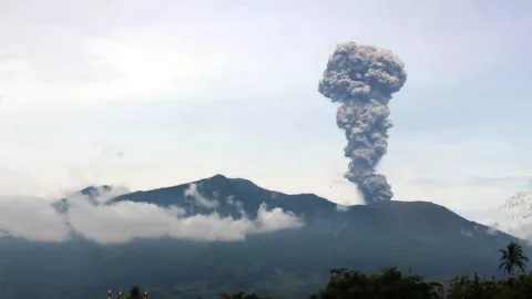 Gunung Marapi Kembali Meletus, Lontarkan Abu Vulkanik Setinggi 2 Km - GenPI.co