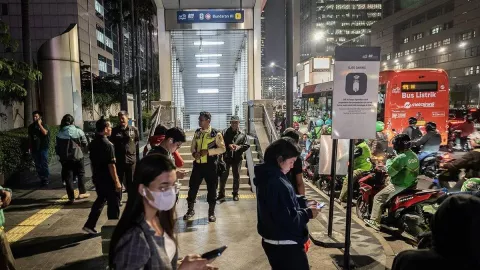 Crane Kenai Bagian Depan Kereta, Operasional MRT Jakata Sempat Ditutup Total - GenPI.co