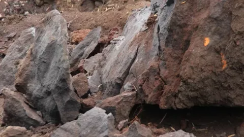 BNPB Hancurkan Batu Sisa Material Banjir Lahar Dingin Gunung Marapi - GenPI.co