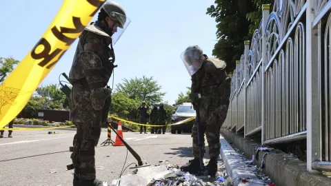 Sampah yang Dibawa Balon Korea Utara Kembali Jatuh di Kompleks Kepresidenan di Seoul - GenPI.co
