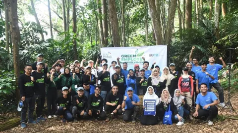 Pegawai PLN UIP JBT Turun Langsung Bersihkan Sungai Cikapundung - GenPI.co