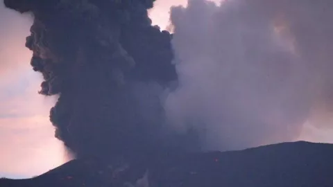 Gunung Marapi Erupsi Lagi, Muntahkan Abu Vulkanik Setinggi 600 Meter - GenPI.co