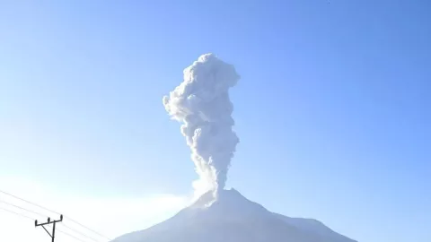 Gunung Lewotobi Laki-laki Erupsi, Muntahkan Abu Vulkanik Setinggi 800 Meter - GenPI.co