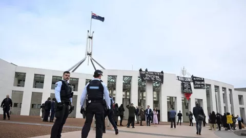 Bentang Spanduk, Demonstran Pro-Palestina Terobos Keamanan Gedung Parlemen Australia - GenPI.co