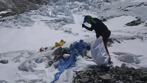 Kamp di Gunung Everest Dipenuhi Sampah, Pembersihan Bisa Butuh Waktu Bertahun-tahun - GenPI.co