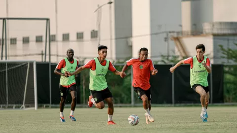 Ini Cara Paul Munster Pilih Starting Eleven Persebaya Surabaya - GenPI.co