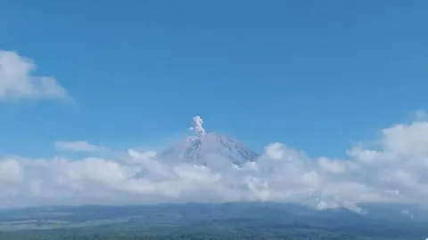 Gunung Semeru Alami Erupsi 3 Kali, Ini Kondisinya - GenPI.co