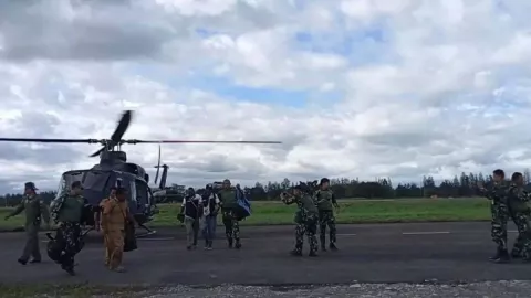 Satgas Damai Cartenz: Tim Gabungan Buru KKB Penembak Pilot di Mimika - GenPI.co