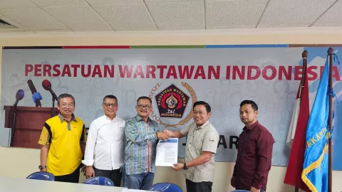Kesit Handoyo Serahkan SK Penunjukan Ketua Pokja Jakarta Barat kepada Noto Prayitno - GenPI.co