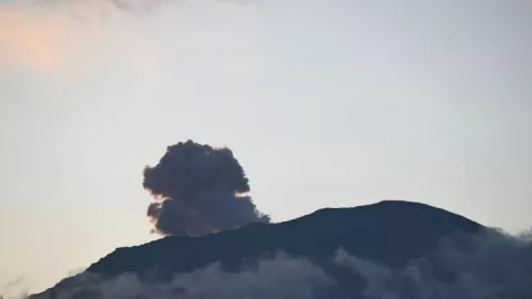 Gunung Ibu di Maluku Utara Alami Erupsi 3 Kali - GenPI.co