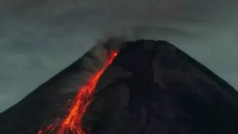 Gunung Merapi Erupsi, Luncurkan Guguran Lava 21 kali - GenPI.co