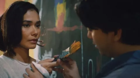 Adinia Wirasti Tertantang Bintangi Film Hidup Ini Terlalu Banyak Kamu - GenPI.co