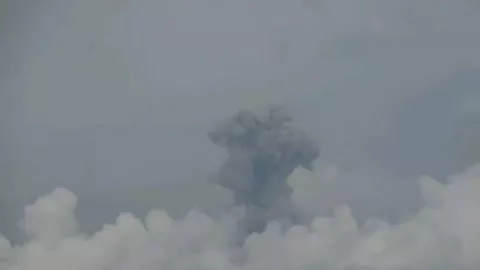 Hati-Hati! Gunung Ibu Erupsi Beruntun Sejak Minggu Malam - GenPI.co