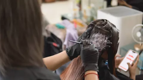 Cara Tepat Membersihkan Pewarna Rambut yang Menempel pada Kulit - GenPI.co