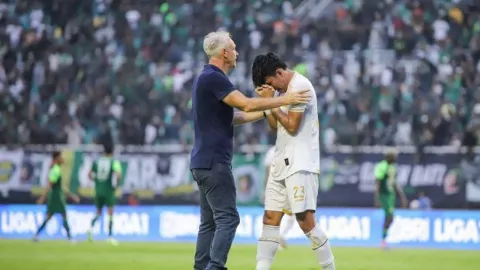 Kalah Dramatis dari Persebaya Surabaya, Pelatih Arema FC Bongkar Biang Kerok - GenPI.co