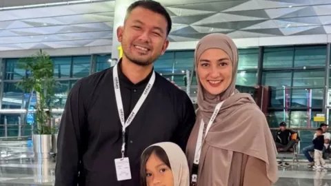 Umrah, Atiqah Hasiholan Minta Maaf Lahir Batin - GenPI.co