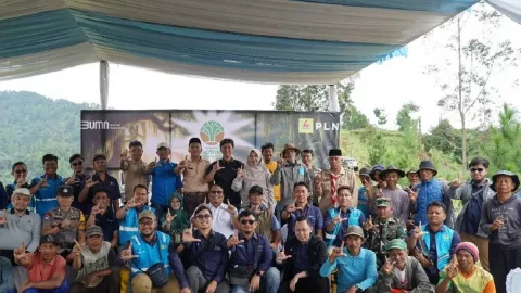 Awali Tahun Baru, PLN UIP JBT Tanam Pohon di Kabupaten Sumedang - GenPI.co