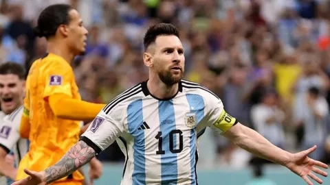 Absen Lawan Uruguay dan Brasil, Lionel Messi Sedih - GenPI.co