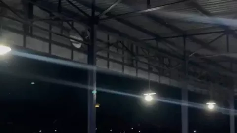 Insiden Lampu Padam Warnai Laga Persik Kediri vs Persis Solo di Stadion Brawijaya - GenPI.co