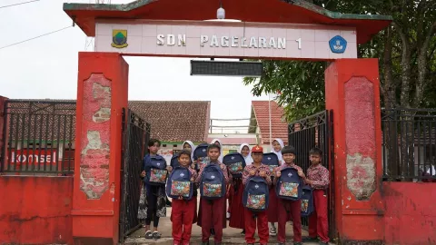 Telkomsel Salurkan Bantuan Tas Sekolah, Gandeng Seniman Disabilitas dan UMKM - GenPI.co