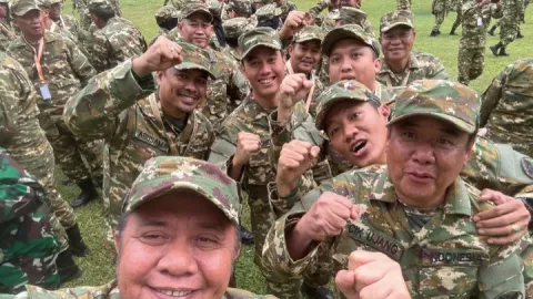 Herman Deru-Cik Ujang Kompak Parade Senja dengan Prabowo, Jokowi, dan SBY - GenPI.co