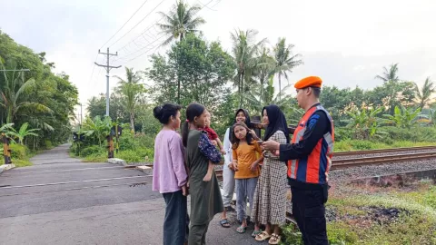 Rawan Kecelakaan, Daop 6 Yogyakarta Ingatkan Bahaya Ngabuburit di Rel Kereta - GenPI.co