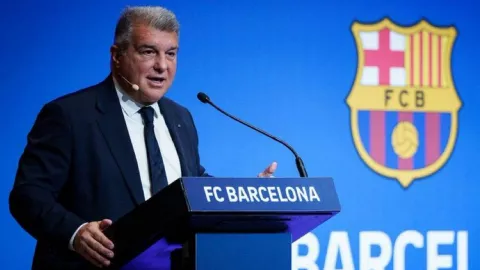 Masih Tak Terima Disingkirkan Inter Milan, Presiden Barcelona Salahkan Wasit - GenPI.co