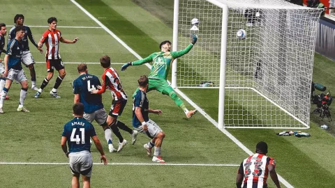 Dibungkam Brentford, Manchester United Perpanjang Rekor Buruk - GenPI.co